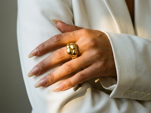 ANILLO DE ACERO DORADO TEXTURIZADO