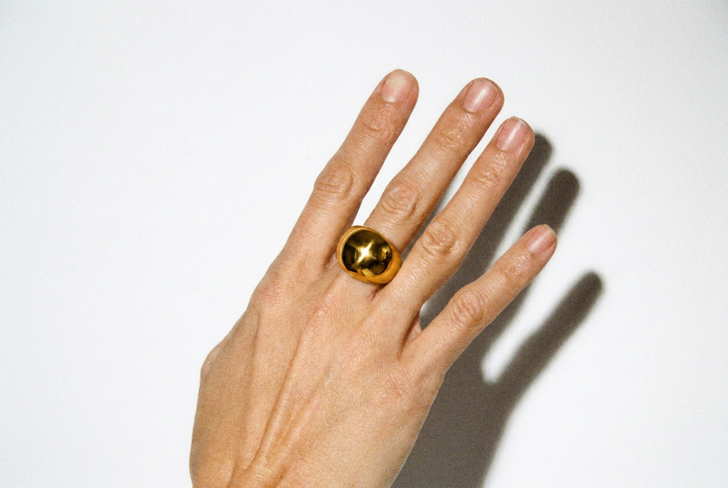 ANILLO DE ACERO DORADO ABOMBADO